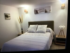 2 chambres, fer et planche à repasser, Wi-Fi, draps fournis