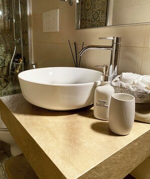 シャワー、ヘアドライヤー、タオル、石鹸