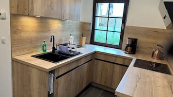 Kühlschrank, Mikrowelle, Herdplatte, Wasserkocher mit Kaffee-/Teezubehör