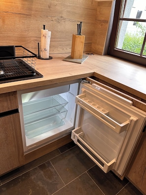 Jääkaappi, mikroaaltouuni, liesi, kahvin-/teenkeitin