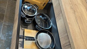 Una cocina con estufa integrada, microondas y lavadora Siemens.