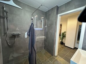 Dusj, hårføner, håndklær og toalettpapir