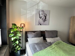 1 makuuhuone, tallelokero huoneessa, vuodevaatteet