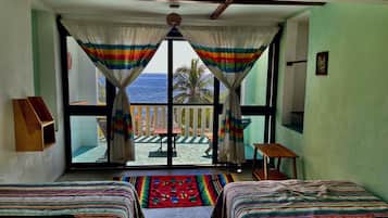 Habitación clásica con 2 camas individuales, balcón, vista a la playa | Cortinas blackout, tabla de planchar con plancha y wifi gratis