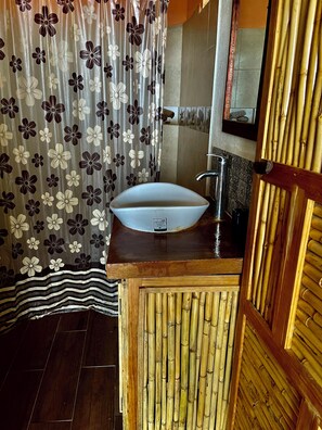 Shower, towels, soap, toilet paper - Cabañas Los Colibries  (San Pedro Pochutla)