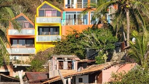 Vista frontal de la propiedad
