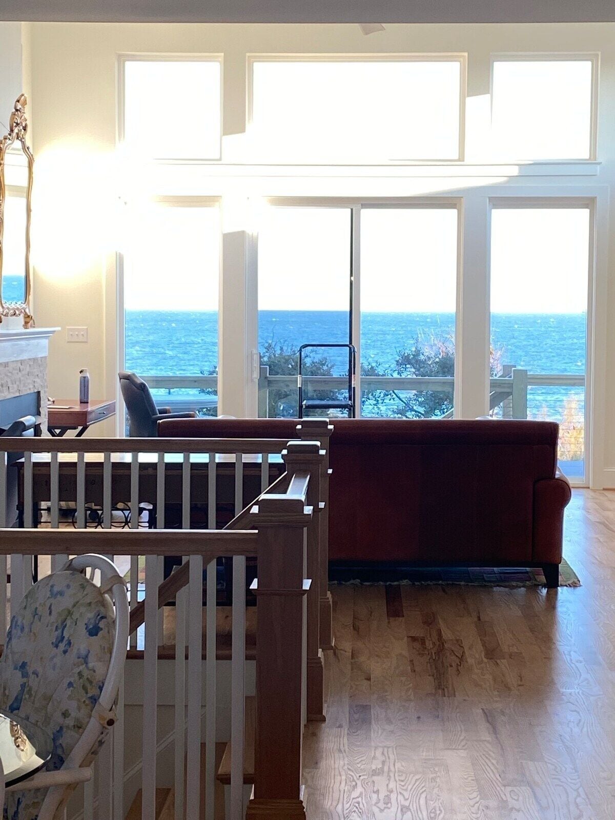 Televisio, takka, kirjoja