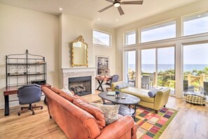 Tv, eldstad och böcker