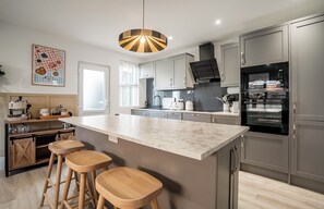 Kylskåp, mikrovågsugn, ugn och spishäll