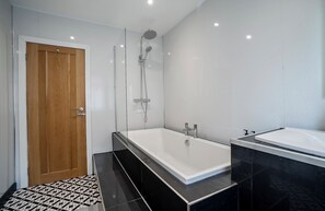 Towels, soap, shampoo, toilet paper - Stylish 4 Bed House with Gym close to the Beach and Liverpool Centre (Wallasey)