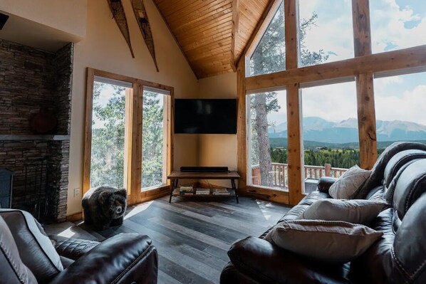 Smart TV, fireplace, DVD player, books - NEW! GEM in the heart of Pikes Peak - Privacy/beauty from every room! (Woodland Park)