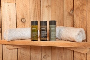 Shower, hair dryer, towels - Ashdown Luxury Dome (Hoath)