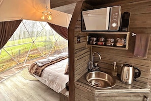Iron/ironing board, free WiFi, bed sheets