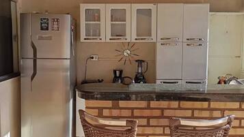 Refrigerador, horno, parrilla de estufa y cafetera y tetera