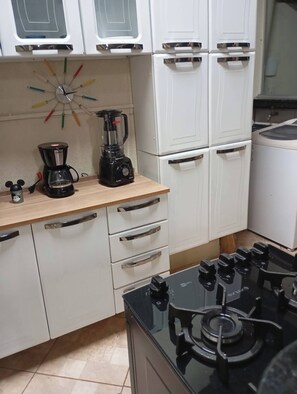 Kjøleskap, ovn, kokeplater og kaffetrakter/tekoker