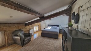 1 bedroom, iron/ironing board, WiFi, bed sheets - Buhardilla Céntrica Para Parejas (Haro)