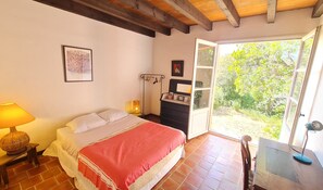3 habitaciones, tabla de planchar con plancha y ropa de cama