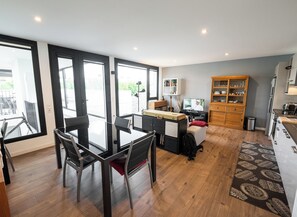 Dining - Spacious and bright nest with beautiful terrace (Bordeaux)