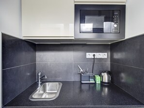 Geladeira, micro-ondas, cafeteira/chaleira