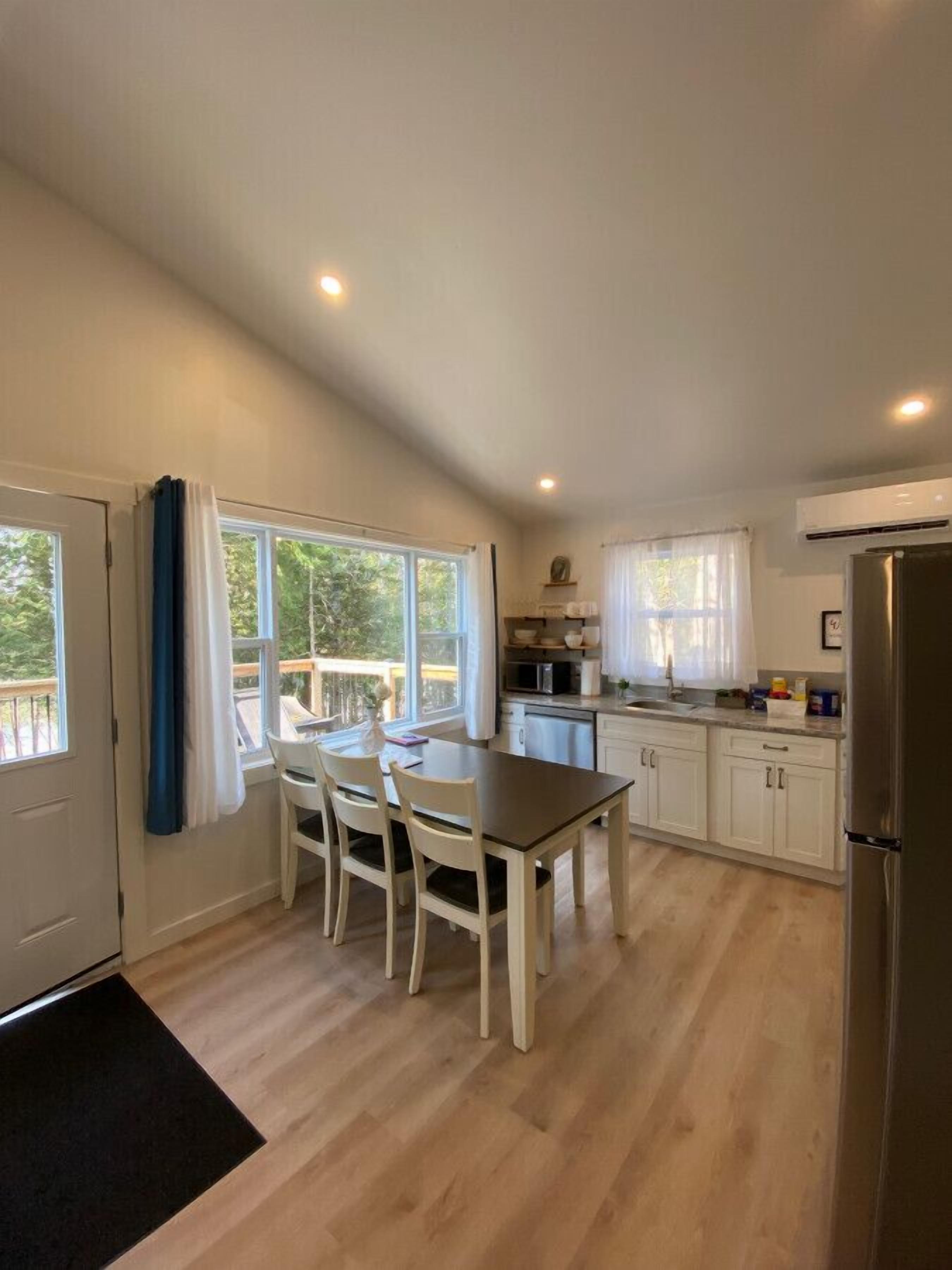 Geladeira, micro-ondas, fogão, cooktop