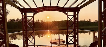 Blue Heron Cottage with waterfront