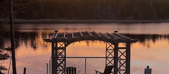 The Hideaway Cottage w/Hot tub and Private trails
