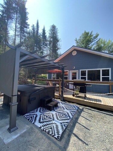 The Hideaway Cottage with Hot tub