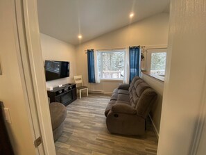 TV, fireplace - Tidal Tranquility Cottage with waterfront (Waweig)