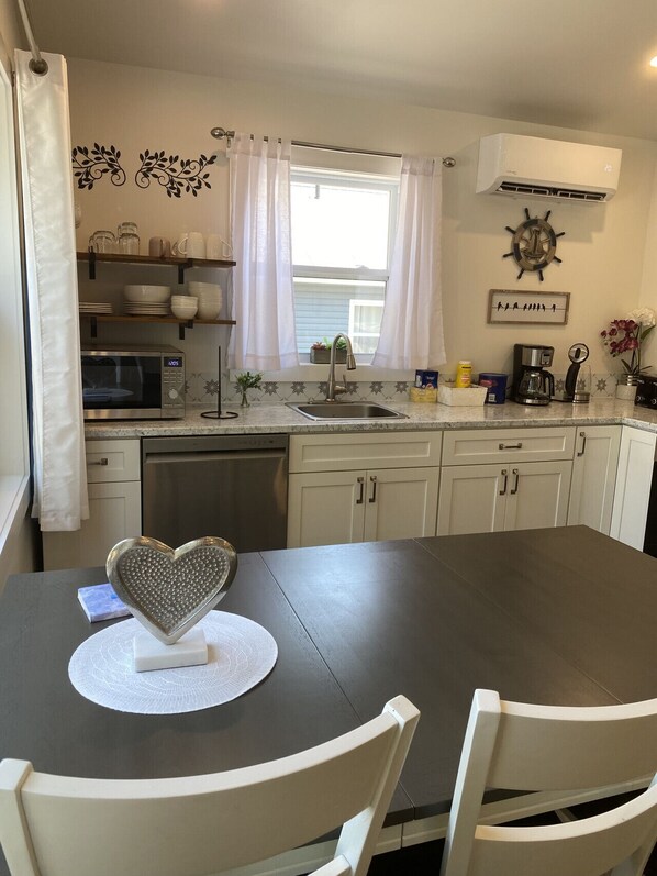 冰箱、微波炉、烤箱、炉灶