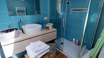 Dusche, Haartrockner, Bidet, Handtücher