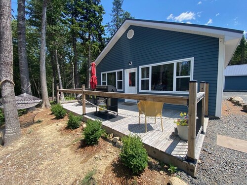 Compass Cove Cottage with Private Hot tub