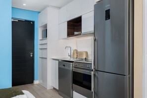 Frigorífico, microondas, horno y placa de cocina
