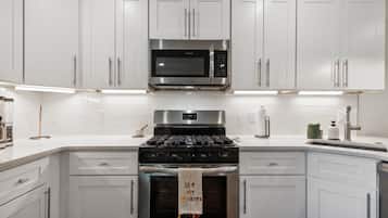 Frigorifero, microonde, forno, piano cottura