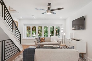 Télévision, livres, espaces bureaux