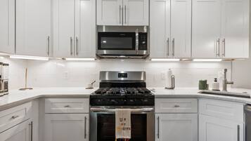 Frigorifero, microonde, forno, piano cottura