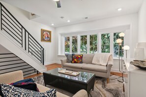 Télévision, livres, espaces bureaux