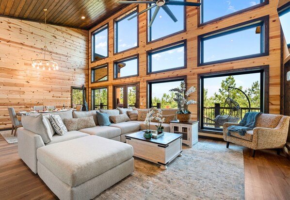 Smart TV, fireplace, stereo - Cozy 2BD Cabin | Cornhole | Board Games | Hot Tub (Hochatown)