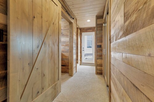 Stunning Farmhouse with Heated Pool & Hot Tub & Pickleball Court!