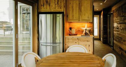 Stunning Farmhouse with Heated Pool & Hot Tub & Pickleball Court!