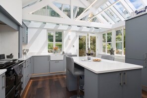 Microwave, oven, dishwasher, high chair - 3 Bed in Dalwood (oc-p27362) (Dalwood)