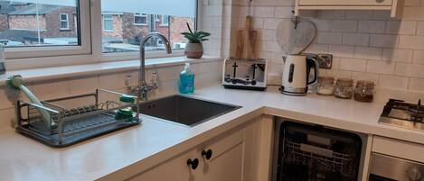 Refrigerador, microondas, horno y lavavajillas