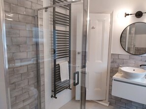 シャワー、ヘアドライヤー、タオル