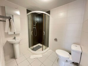 Apartment | Bathroom | Shower, hair dryer, towels - Captivating 1-bed Apartment in London (London)
