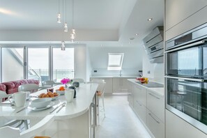 Microwave, oven, dishwasher, cookware/dishes/utensils - 4 Bed in Ilfracombe (oc-c29344) (Ilfracombe)
