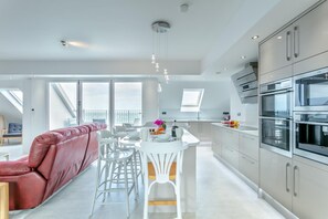 Microwave, oven, dishwasher, cookware/dishes/utensils - 4 Bed in Ilfracombe (oc-c29344) (Ilfracombe)