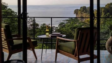 Mendaka Villa with Ocean View | Terrasse/Patio