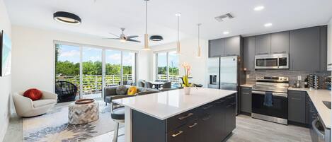 Réfrigérateur, micro-ondes, four, plaque de cuisson