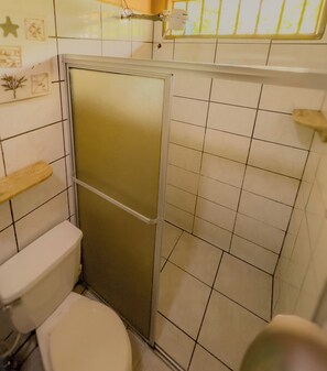 Toalhas de banho, sabonete, papel higiênico