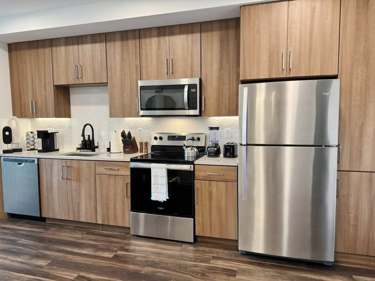 Kühlschrank, Mikrowelle, Ofen, Herdplatte