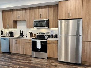 Réfrigérateur, four à micro-ondes, un four, surface de cuisson